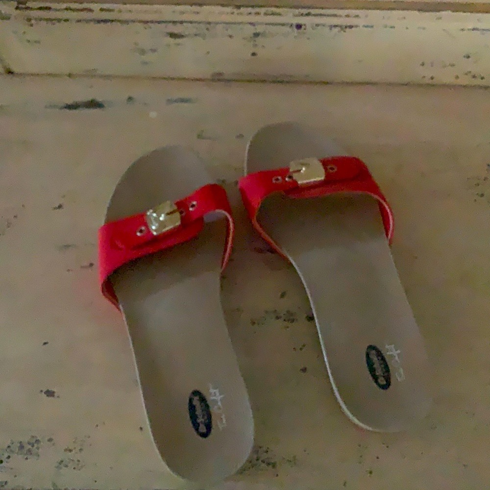 Dr. Scholls red clog sandal size 7….new without tags.  Classic style.